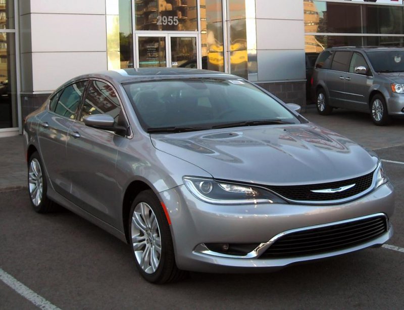 2015_Chrysler_200_Limited_in_Montreal_QC_Canada.jpg