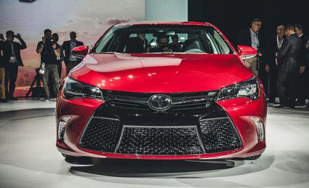 2015-toyota-camry-photos-and-info-news-car-and-driver-photo-589215-s-450x274.jpg